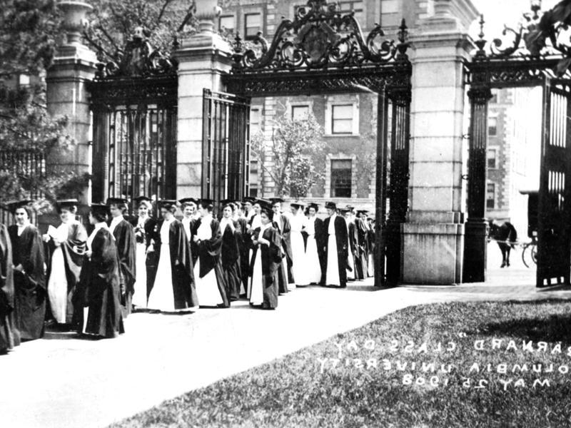 1908年5月的毕业日，一名即将毕业的女子走过十大电竞游戏综合排名的校园. 图片由十大电竞游戏综合排名档案馆提供.